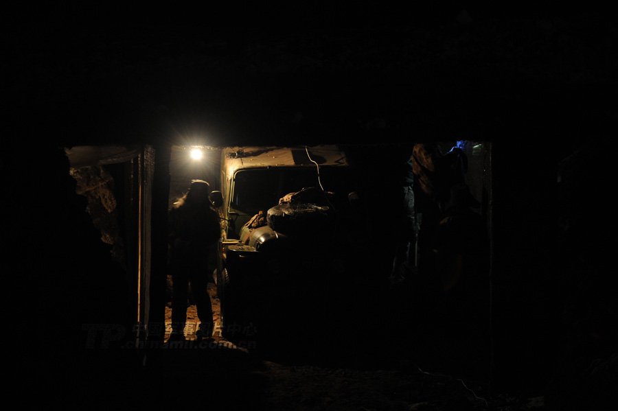 At the beginning of the New Year, a "Red Army" division under the Shenyang Military Area Command (MAC) of the Chinese People's Liberation Army (PLA) took its troops to an unfamiliar area to conduct training on such subjects as rapid maneuvering and infantrymen and tanks' coordination, in a bid to temper its troops in an all-round way. (chinamil.com.cn/Fen Kaixuan)