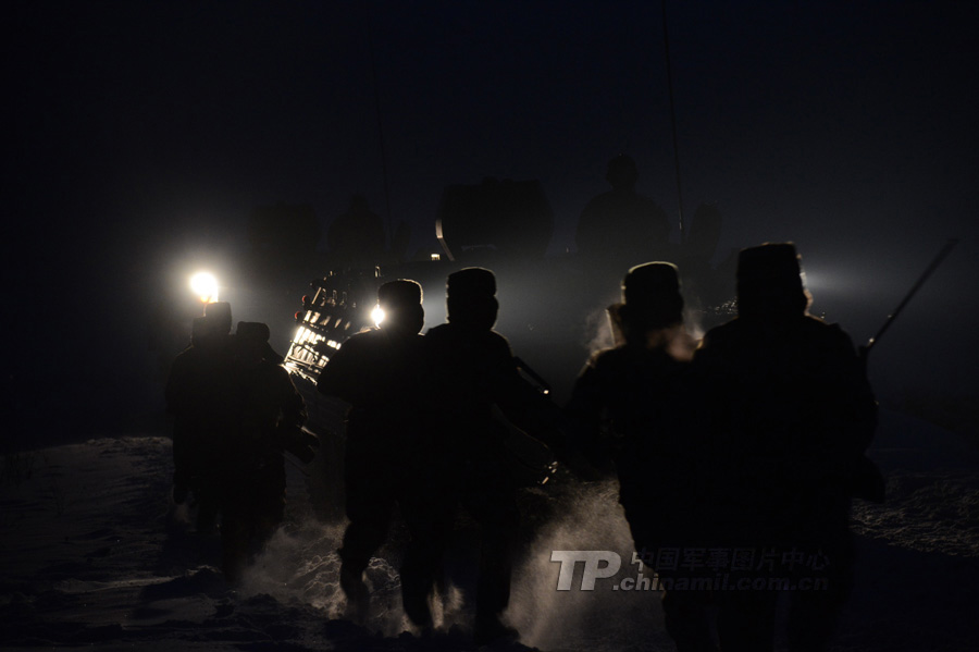 At the beginning of the New Year, a "Red Army" division under the Shenyang Military Area Command (MAC) of the Chinese People's Liberation Army (PLA) took its troops to an unfamiliar area to conduct training on such subjects as rapid maneuvering and infantrymen and tanks' coordination, in a bid to temper its troops in an all-round way. (chinamil.com.cn/Fen Kaixuan)