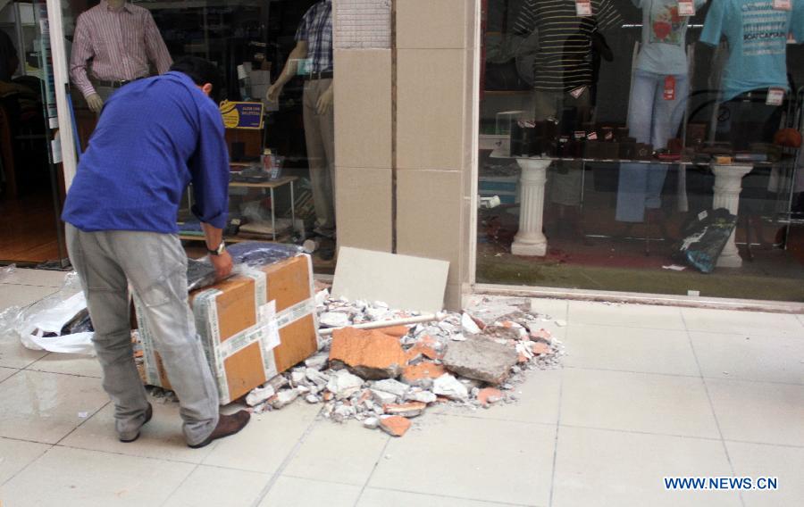 A man sweeps debris in a building after an earthquake at Copiapo City, Atacama, Chile, on Jan. 30, 2013. A 6.7-magnitude earthquake hit Chile at 4:15 a.m. Thursday (Beijing Time), according to the China Earthquake Networks Center. The epicenter was monitored at 28.1 degrees south latitude and 70.8 degrees west longitude with a depth of 30 km. (Xinhua/Claudio Lopez/AGENCIAUNO) 