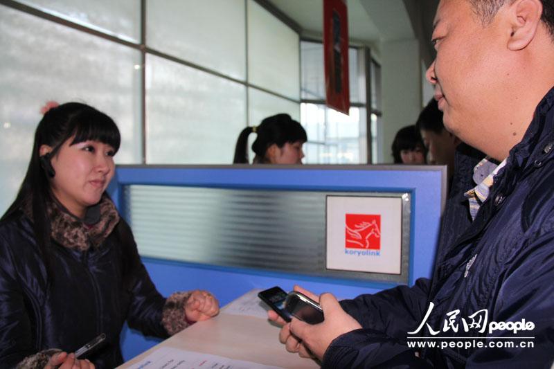 Two staff members work at a business counter. (People's Daily Online/Wang Li)