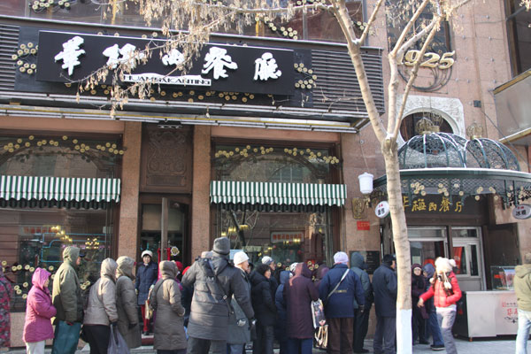 People line up to buy popular Russian bread at a shop on Central Street in Harbin, northeast China's Heilongjiang Province, on December 17, 2012. [Photo: CRIENGLISH.com] 