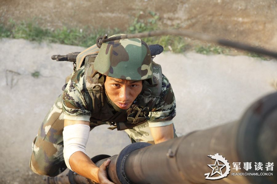 Snipers of the Huzhou Detachment under the Zhejiang Contingent of the Chinese People's Armed Police Force (APF) carry out military training before Spring Festival. (China Military Online/He Yuanhong, Wang Shichun)