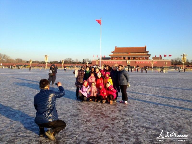 Blue sky reappears over the Tian'anmen Square in Beijing, Feb. 1, 2013. Beijingers experienced 25 foggy days last month. (People’s Daily Online/Weng Qiyu) 