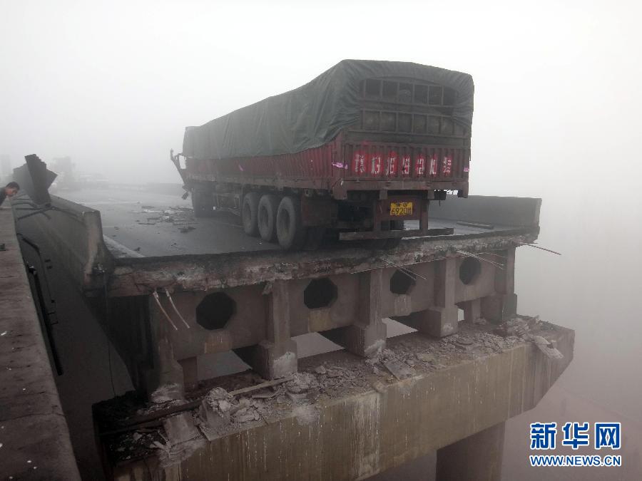 A photo taken on Feb. 1 shows the scene of the accident. At least four people died and eight others were injured after an expressway bridge partially collapsed due to a truck explosion Friday morning in Sanmenxia, central China's Henan province. (Xinhua/Xiao Meng)