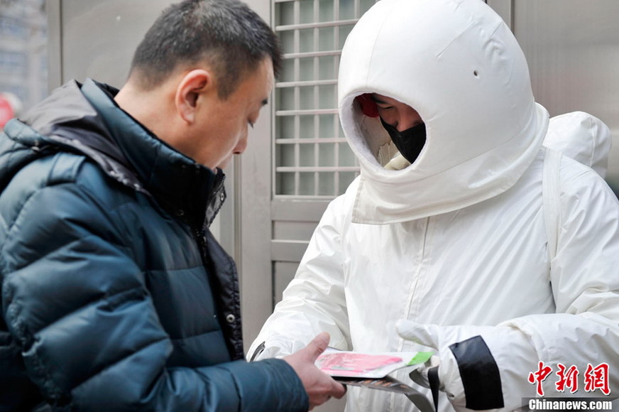 A man dressed as an astronaut hands out free masks on a street in Taiyuan of Shanxi Province- one of China’s coal mine hubs-on Jan 31, 2013 (Photo/CNS)