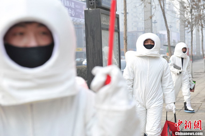 Men dressed as astronaut hand out free masks on a street in Taiyuan of Shanxi Province- one of China’s coal mine hubs-on Jan 31, 2013 (Photo/CNS)