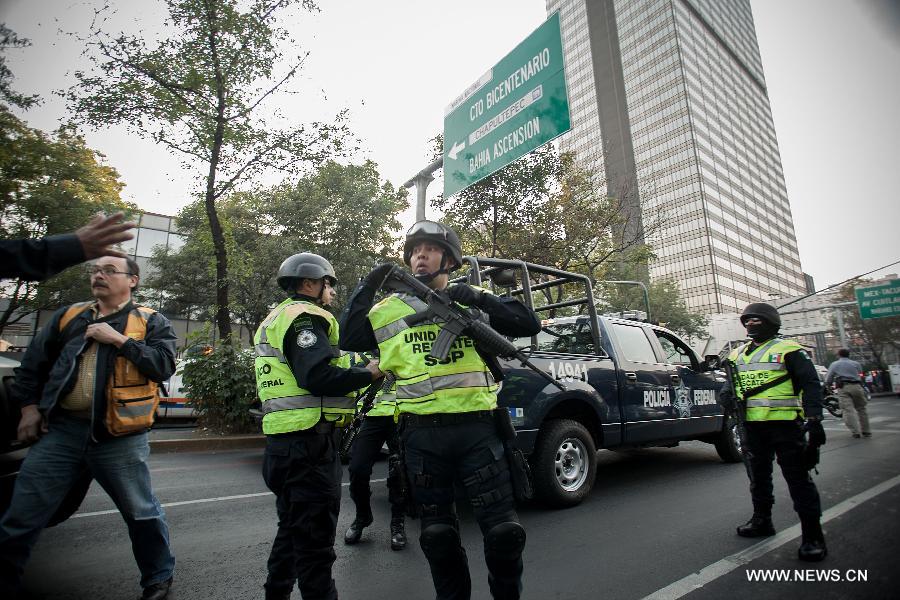 Police guard the headquarters of Mexico's oil giant PEMEX after an explosion in Mexico City, capital of Mexico, on Jan. 31, 2013. A powerful blast ripped through the landmark headquarters of Mexico's oil giant PEMEX in Mexico City on Thursday, killing 14 person, injuring more than 80 others and causing extensive damage to the building, according to local press.(Xinhua/Pedro Mera) 