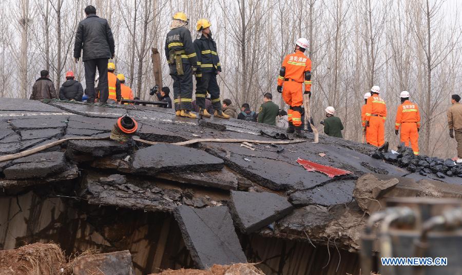 Rescuers work at the accident locale where an 80 meter-long section of an expressway bridge collapsed due to a truck explosion in Mianchi County of Sanmenxia City in central China's Henan Province, Feb. 1, 2013. (Xinhua/Zhao Peng)