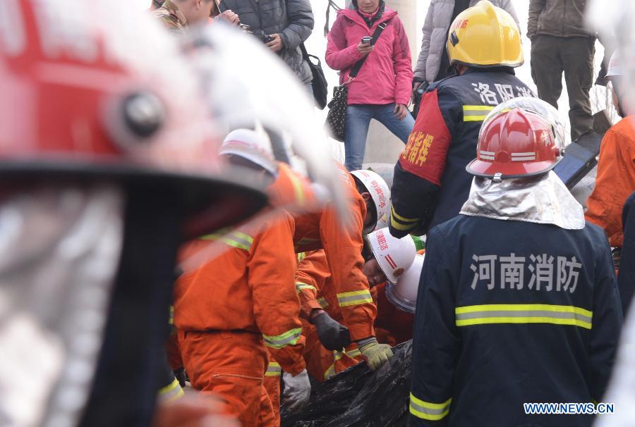 Rescuers work at the accident locale where an 80 meter-long section of an expressway bridge collapsed due to a truck explosion in Mianchi County of Sanmenxia City in central China's Henan Province, Feb. 1, 2013. (Xinhua/Zhao Peng)