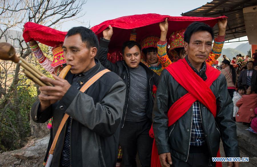 A team escorts the bride to the bridegroom's home during a traditional wedding ceremony of Lisu ethnic group in Xinyu Village of Dechang County, southwest China's Sichuan Province, Jan. 31, 2013. Bride Gu Hongyan and bridegroom Lan Xiaoxiang held their wedding ceremony according to traditional custom of Lisu ethnic group. (Xinhua/Jiang Hongjing)