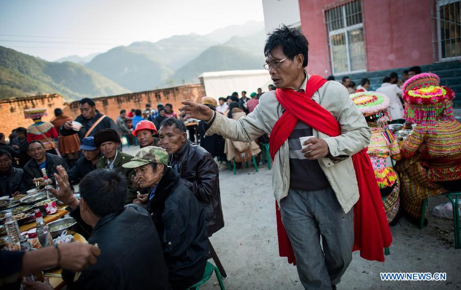 A man serving as the host of a wedding ceremony greets guests during a traditional wedding ceremony of Lisu ethnic group in Xinyu Village of Dechang County, southwest China's Sichuan Province, Jan. 31, 2013. Bride Gu Hongyan and bridegroom Lan Xiaoxiang held their wedding ceremony according to traditional custom of Lisu ethnic group. (Xinhua/Jiang Hongjing)