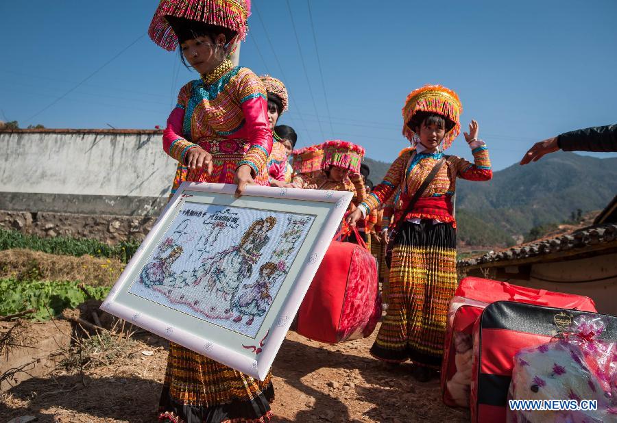 A team of women of Lisu ethnic group take the bride's dowry to escort the bride to the bridegroom's home in Xinyu Village of Dechang County, southwest China's Sichuan Province, Jan. 31, 2013. Bride Gu Hongyan and bridegroom Lan Xiaoxiang held their wedding ceremony according to traditional custom of Lisu ethnic group. (Xinhua/Jiang Hongjing)