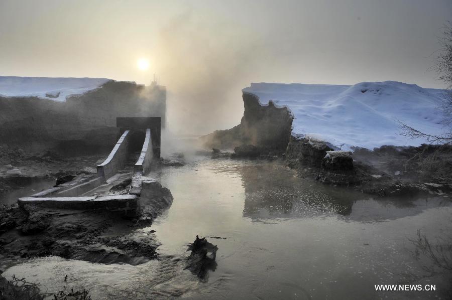 Photo taken on Feb. 2, 2013 shows the breached dyke of the Lianfeng Reservoir in Urumqi, capital of northwest China's Xinjiang Uygur Autonomous Region. At least one person was killed and serveral injured after a dyke breaching occured at the reservior on the morning of Saturday. The rescue work is underway. (Xinhua/Zhao Ge) 