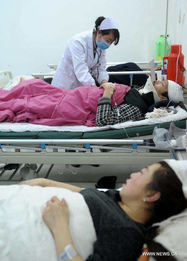 Injured passengers receive medical treatment in a hospital in Ningxian County of Qingyang City in northwest China's Gansu Province, Feb. 2, 2013. An overloaded bus caught fire after falling into a ravine here on Friday. Eighteen people have been confirmed dead and 34 others injured in the accident after more bodies were recovered from the wreckage, government sources said Saturday. (Xinhua/Nie Jianjiang)