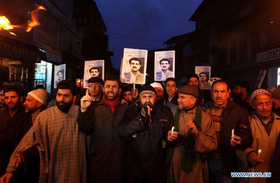 Activists of pro-independent group Jammu and Kashmir Liberation Front (JKLF) stage a torch and candle light protest in Srinagar, summer capital of Indian-controlled Kashmir, Feb. 2, 2013. Dozens of JKLF activists protest the life term sentences granted to Kashmiri separatist activists by Indian courts. JKLF under its chairmanship initiated the campaign urging Indian authorities to revoke the decisions and release the arrested. (Xinhua/Javed Dar) 