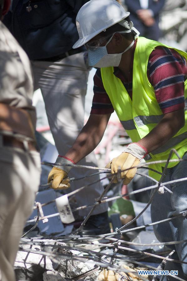 Experts work on the debris at the site of an explosion at the headquarters of Mexico's oil giant PEMEX, in Mexico City, capital of Mexico, on Feb. 2, 2013. Mexican and American experts carried out the research on reasons of the powerful explosion at the building E-B2 of the headquarters of Mexican oil giant Pemex, which caused the death of 33 people, injuring 121 others. (Xinhua/Shi Sisi)