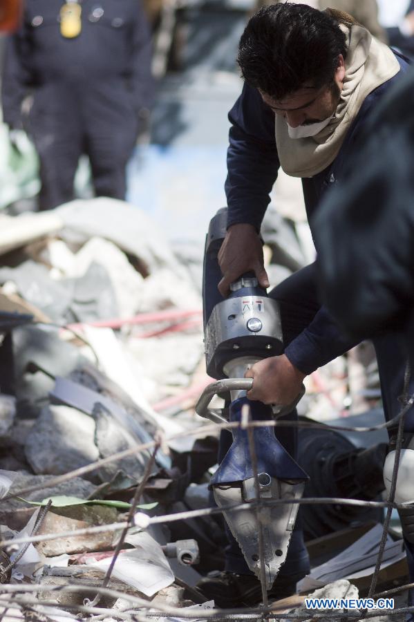 An expert works on the debris at the site of an explosion at the headquarters of Mexico's oil giant PEMEX, in Mexico City, capital of Mexico, on Feb. 2, 2013. Mexican and American experts carried out the research on reasons of the powerful explosion at the building E-B2 of the headquarters of Mexican oil giant Pemex, which caused the death of 33 people, injuring 121 others. (Xinhua/Shi Sisi)