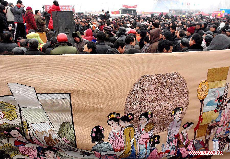 People gather to visit a New Year fair in Baofeng County, central China's Henan Province, Feb. 4, 2012. People living in central China region has a tradition to visit a New Year fair, in which almost all kinds of daily commodities can be found. Chinese people who live in the central China region have formed various traditions to celebrate the Chinese Lunar New Year. (Xinhua/Wang Song)