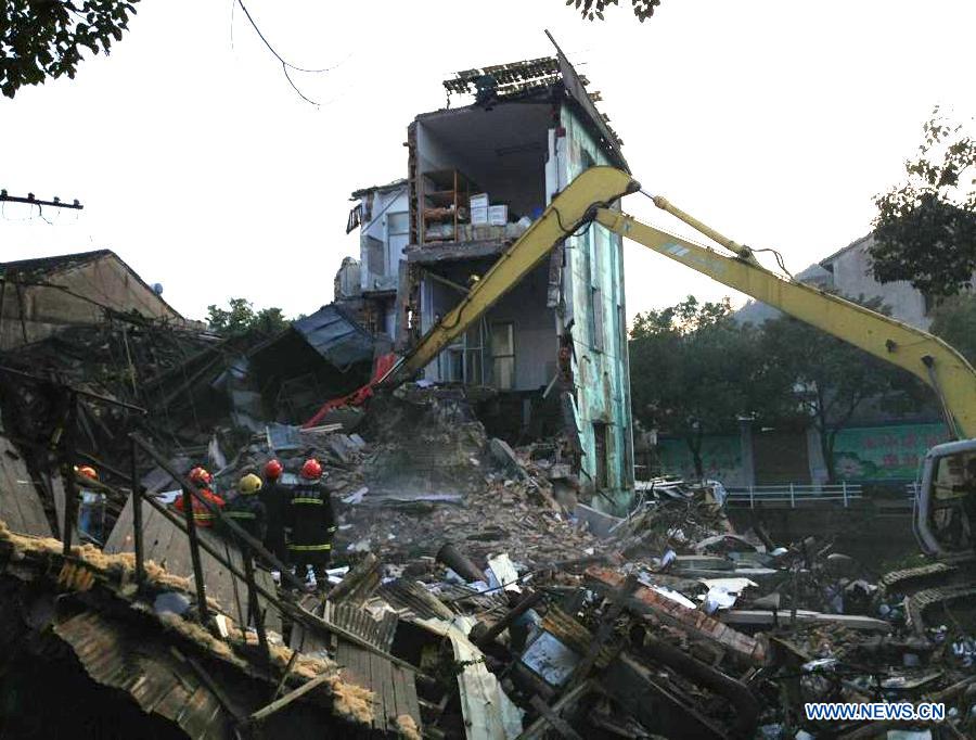 Rescuers search for victims in the debris at the accident site of a suspected boiler explosion in Cixi, east China's Zhejiang Province, Feb. 3, 2013. Two people were killed and six others injured Sunday morning when a three-story building of a flour products plant collapsed in Cixi's Shishan Village. Investigation into the exact cause of the incident is under way. (Xinhua/Liu Huiming)