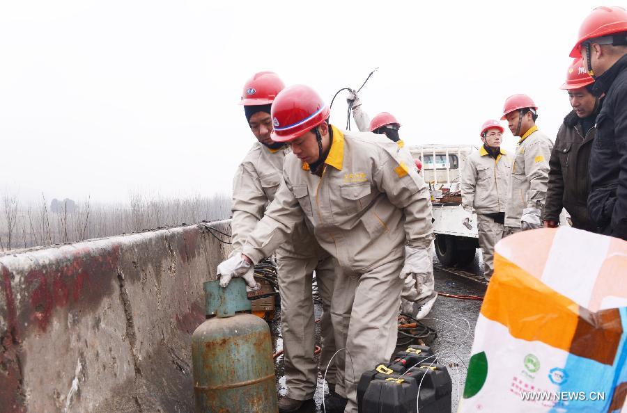 Engineers work on a collapsed viaduct in Mianchi County, Sanmenxia City, central China's Henan Province, Feb. 3, 2013. A part of the expressway viaduct collapsed on Friday morning when an explosion caused by a truck loaded with fireworks took place. Ten people died and 11 others were injured in the accident. Local transportation authority conducted a safety evaluation on the viaduct with vehicle restrictions. (Xinhua/Zhao Peng)