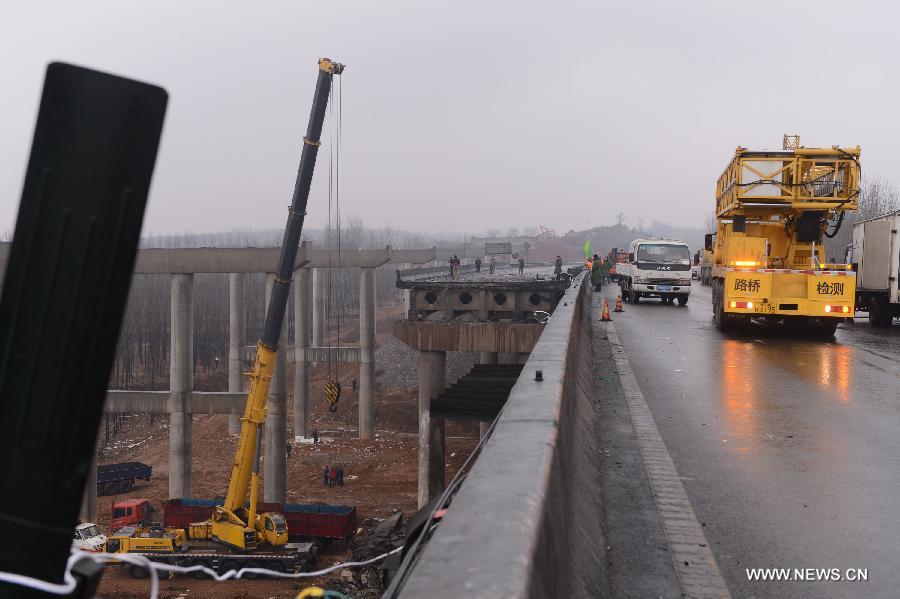 Engineers conduct an evaluation on a collapsed viaduct in Mianchi County, Sanmenxia City, central China's Henan Province, Feb. 3, 2013. A part of the expressway viaduct collapsed on Friday morning when an explosion caused by a truck loaded with fireworks took place. Ten people died and 11 others were injured in the accident. Local transportation authority conducted a safety evaluation on the viaduct with vehicle restrictions. (Xinhua/Zhao Peng)