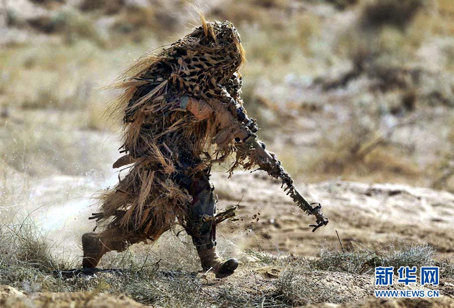 Soldiers attend military drill in camouflage clothing in the desert in India, Dec. 5, 2011. (Photo/ Xinhua)