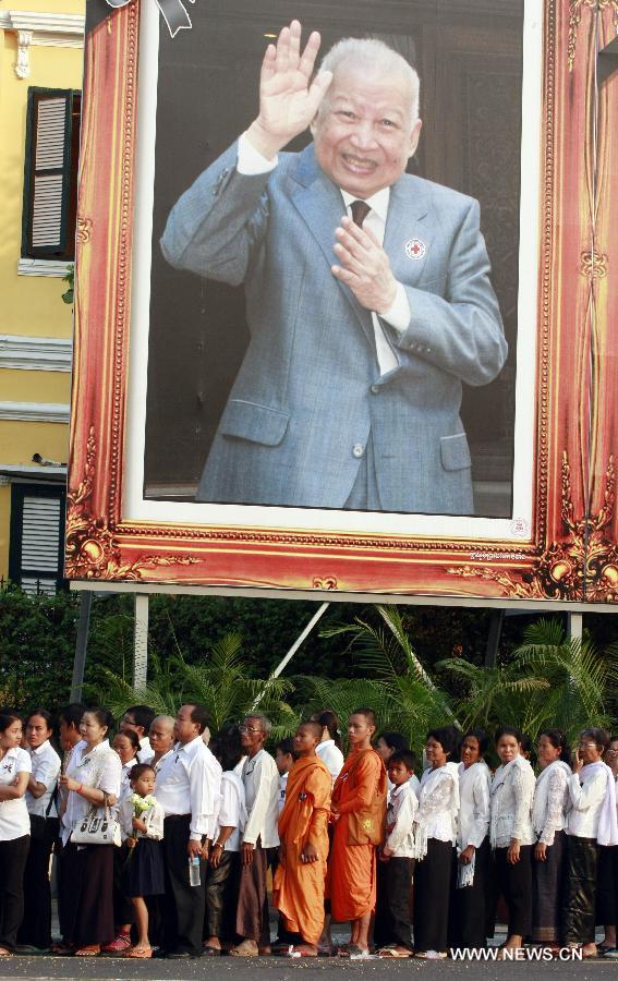 People flock to the funeral site to pay their respect to late Cambodian ex-King Norodom Sihanouk next to the Royal Palace in Phnom Penh, capital of Cambodia, on Feb. 4, 2013. Tens of thousands of mourners stormed into the cremation site of late Cambodian ex-King Norodom Sihanouk next to the Royal Palace here Monday morning to pay their last respect ahead of the cremation ceremony slated for Monday evening. (Xinhua/Sovannara)