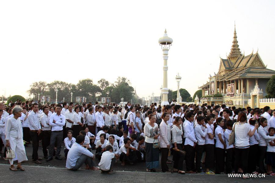 People flock to the funeral site to pay their respect to late Cambodian ex-King Norodom Sihanouk next to the Royal Palace in Phnom Penh, capital of Cambodia, on Feb. 4, 2013. Tens of thousands of mourners stormed into the cremation site of late Cambodian ex-King Norodom Sihanouk next to the Royal Palace here Monday morning to pay their last respect ahead of the cremation ceremony slated for Monday evening. (Xinhua/Sovannara)