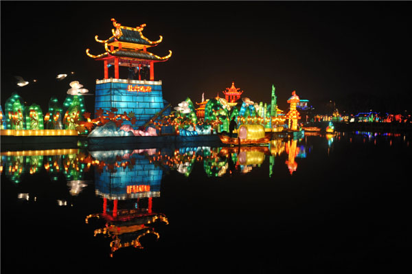 Colored lanterns are seen at a lantern festival in Fuyang, East China's Anhui province, Feb 3, 2013. More than 60 sets of colored lanterns are shown during the lantern festival from Feb 3 to celebrate the Chinese Lunar New Year. (Photo/Xinhua)