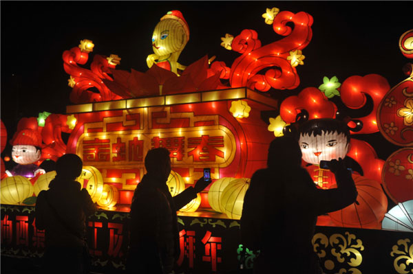 Colored lanterns are seen at a lantern festival in Fuyang, East China's Anhui province, Feb 3, 2013. (Photo/Xinhua)