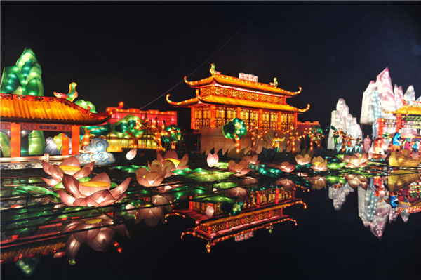 Tourists view colored lanterns during a lantern festival in Fuyang, East China'sAnhuiprovince, Feb 3, 2013. (Photo/Xinhua)