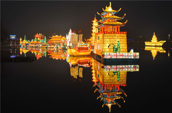 Tourists view colored lanterns during a lantern festival in Fuyang, East China's Anhuiprovince, Feb 3, 2013. (Photo/Xinhua)