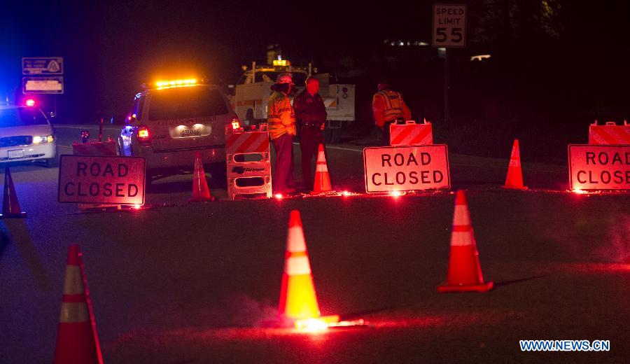Police block State Highway 38 due to a traffic accident, in southeastern California, the United States, Feb. 4, 2013. At least eight people were killed and more than two dozen others wounded in southeastern California on Sunday evening when a tour bus crashed into other vehicles on a mountain highway. qq(Xinhua/Yang Lei) 