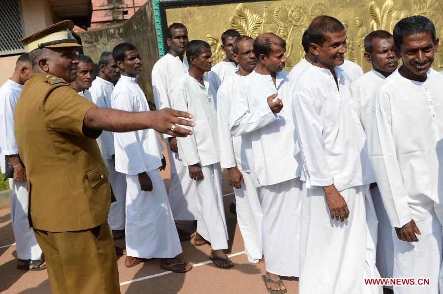A group of Sri Lankan prisoners exit from a prison complex after being released during Independence Day in Colombo, Sri Lanka, Feb. 4, 2013. More than a thousand convicts were freed to mark Sri Lanka's 65th anniversary of independence from Britain, prison official said. (Xinhua/Pushpika Karunaratne) 