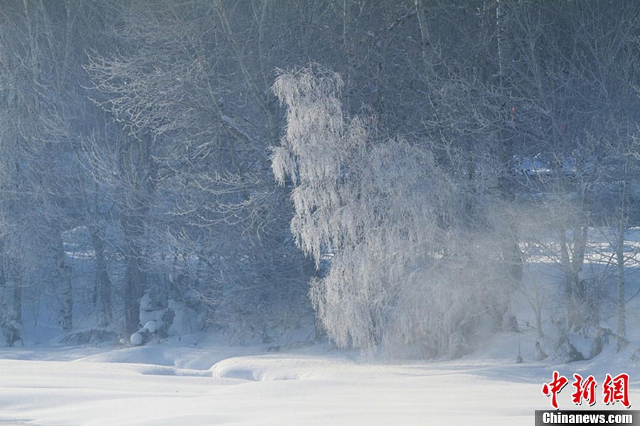 Photo shows the winter scenery of Kelan River at Altay County in Xinjiang Uygur Autonomous Region. (Photo/ Huang Xiaoming)