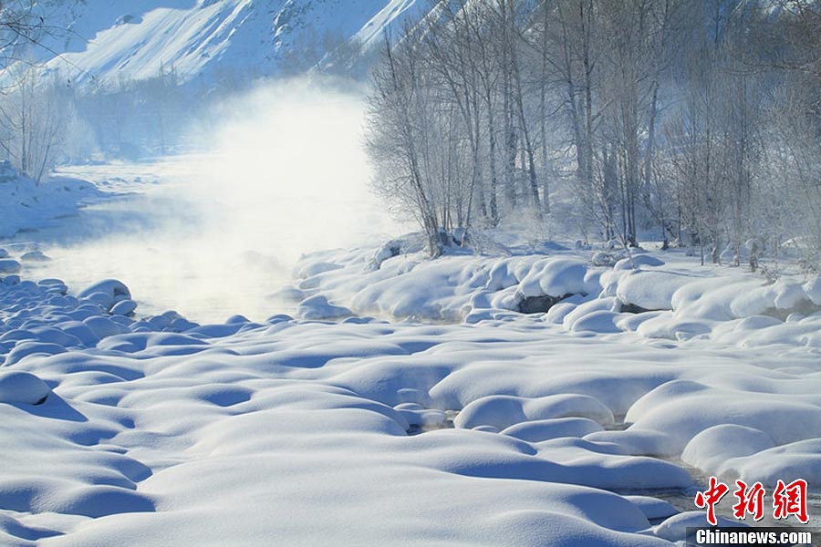 Photo shows the winter scenery of Kelan River at Altay County in Xinjiang Uygur Autonomous Region. (Photo/ Huang Xiaoming)