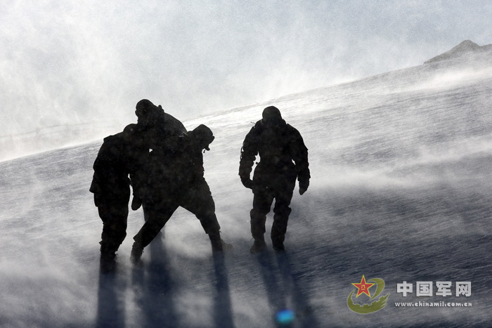 The officers and men of the Changbai Mountains Sentry Post of the No.1 Company of a frontier defense regiment under the Jilin Provincial Military Command (PMC) of the Chinese People's Liberation Army (PLA) conduct a 3-kilometer-long foot patrol in a temperature of 30 degrees below zero at 05:40 on January 18, 2013. (China Military Online/Mo Fei, Zhang Lei)  