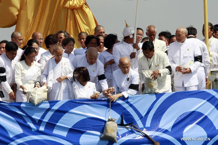 Cambodian royal family members scatter late King Father Norodom Sihanouk's ashes into a river in Phnom Penh, capital of Cambodia, on Feb. 5, 2013. Cambodian royal families brought late King Father Norodom Sihanouk's ashes to scatter at the confluence of four rivers in front of the capital city's royal palace on Tuesday after his body was cremated. (Xinhua/Sovannara)