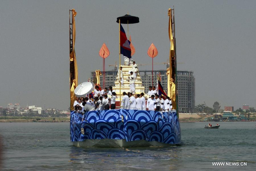 Cambodian royal family members board a ship to scatter late King Father Norodom Sihanouk's ashes into river in Phnom Penh, capital of Cambodia, on Feb. 5, 2013. Cambodian royal families brought late King Father Norodom Sihanouk's ashes to scatter at the confluence of four rivers in front of the capital city's royal palace on Tuesday after his body was cremated. (Xinhua/Sovannara)