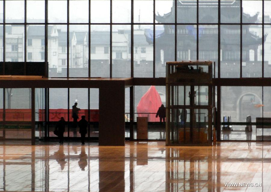 Photo taken on Feb. 5, 2012 shows the South Hall of the Suzhou Railway Station in Suzhou, east China's Jiangsu Province. A five-year renovation project at the Suzhou Railway Station was accomplished on Tuesday. With a total investment of 2.3 billion yuan (370 million U.S. dollars), the renovation project alleviates the transport pressure of the Suzhou Railway Station. (Xinhua/Wang Jiankang)  