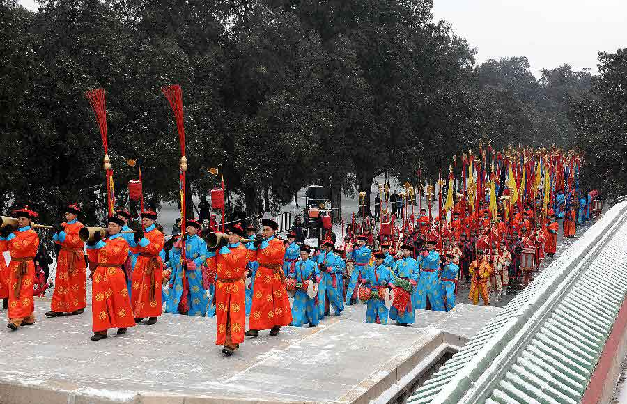 Performers dressed in costumes of the Qing Dynasty (1644-1911) act during a rehearsal of a performance presenting the ancient royal ritual to worship heaven at the Temple of Heaven in Beijing, capital of China, Feb. 5, 2013. (Xinhua/He Junchang) 