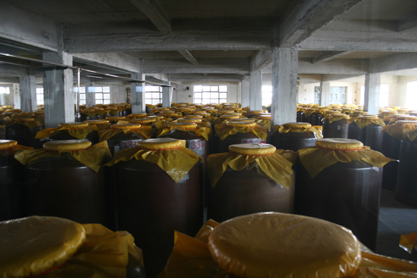 Casks are filled with baijiu for months or years, mellowing out before the liquor is ready for bottling.(CRIENGLISH.com/William Wang)