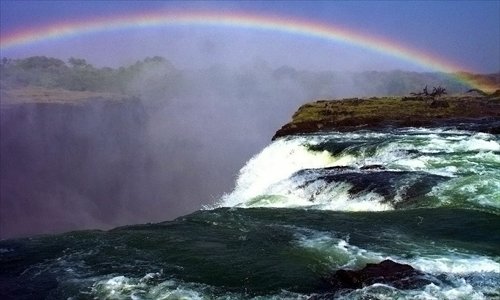 Photographer takes stunning snap of a half-circle rainbow above Victoria Falls, Zimbabwe. (Photo source:huanqiu.com)