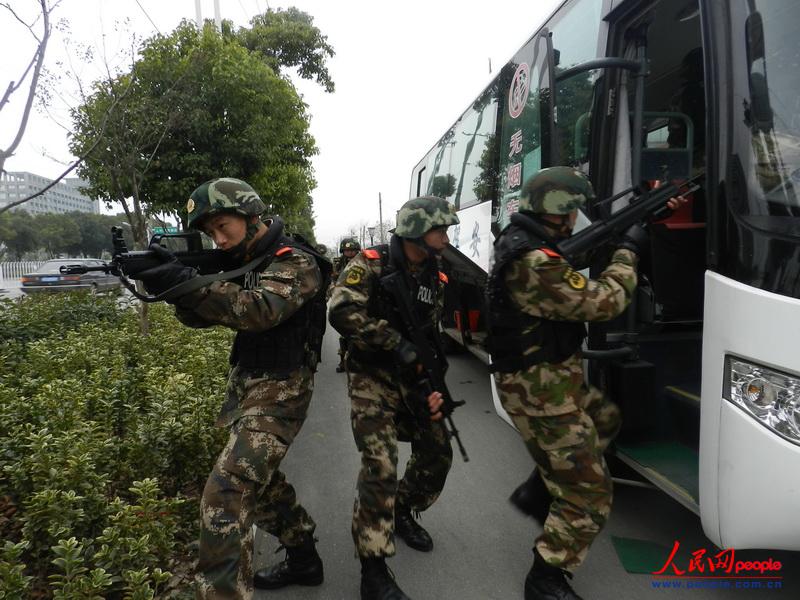 Chaozhou, Feb. 4 (People’s Daily Online) No. 2 detachment of Anhui Armed Police Corps organizes anti-public transport hijacking drills on Feb. 3, 2013. It is reported that the group has organized various combat drills since the Spring Festival travel started, aiming to improve the combat ability under emergencies and secure the safety of travelers during the Spring Festival. (People’s Daily Online/ Xu Wei)