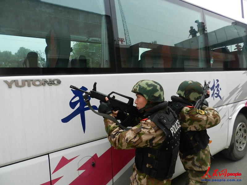 Chaozhou, Feb. 4 (People’s Daily Online) No. 2 detachment of Anhui Armed Police Corps organizes anti-public transport hijacking drills on Feb. 3, 2013. It is reported that the group has organized various combat drills since the Spring Festival travel started, aiming to improve the combat ability under emergencies and secure the safety of travelers during the Spring Festival. (People’s Daily Online/ Xu Wei)