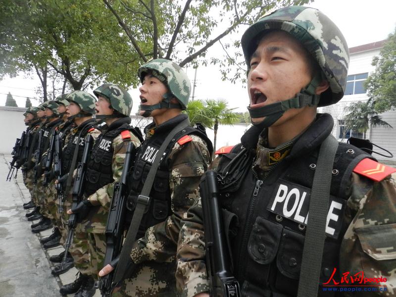 Chaozhou, Feb. 4 (People’s Daily Online) No. 2 detachment of Anhui Armed Police Corps organizes anti-public transport hijacking drills on Feb. 3, 2013. It is reported that the group has organized various combat drills since the Spring Festival travel started, aiming to improve the combat ability under emergencies and secure the safety of travelers during the Spring Festival. (People’s Daily Online/ Xu Wei)