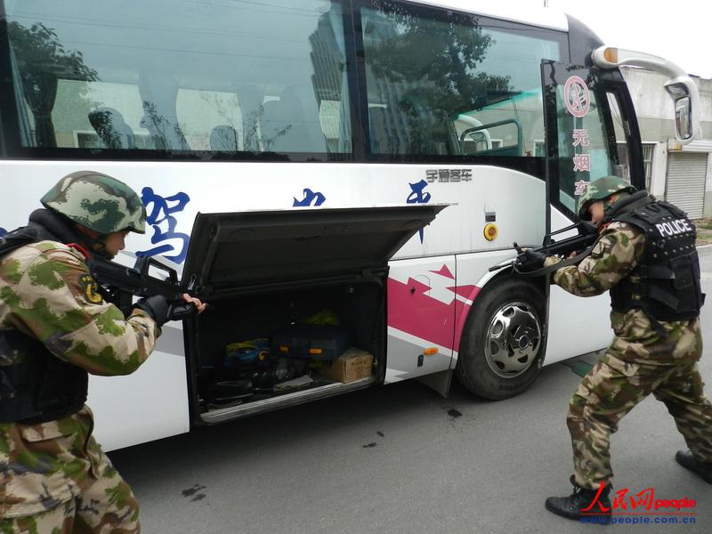 Chaozhou, Feb. 4 (People’s Daily Online) No. 2 detachment of Anhui Armed Police Corps organizes anti-public transport hijacking drills on Feb. 3, 2013. It is reported that the group has organized various combat drills since the Spring Festival travel started, aiming to improve the combat ability under emergencies and secure the safety of travelers during the Spring Festival. (People’s Daily Online/ Xu Wei)