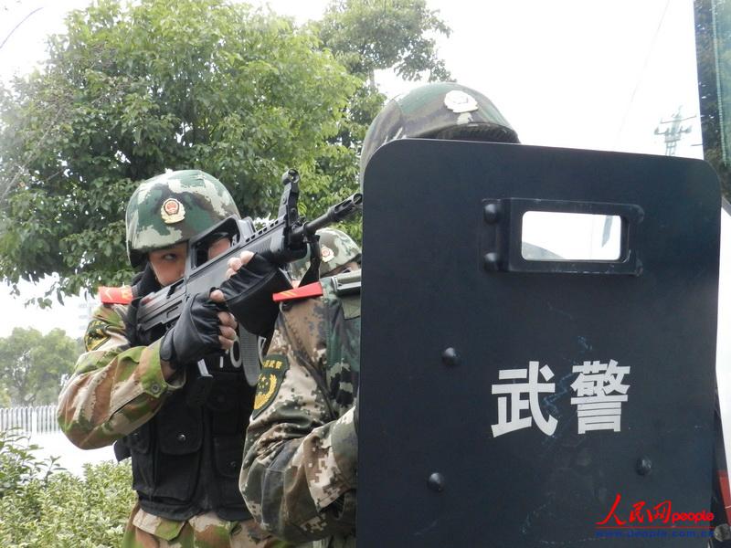 Chaozhou, Feb. 4 (People’s Daily Online) No. 2 detachment of Anhui Armed Police Corps organizes anti-public transport hijacking drills on Feb. 3, 2013. It is reported that the group has organized various combat drills since the Spring Festival travel started, aiming to improve the combat ability under emergencies and secure the safety of travelers during the Spring Festival. (People’s Daily Online/ Xu Wei)