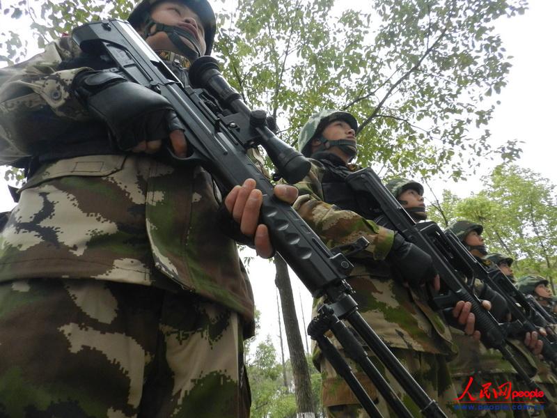 Chaozhou, Feb. 4 (People’s Daily Online) No. 2 detachment of Anhui Armed Police Corps organizes anti-public transport hijacking drills on Feb. 3, 2013. It is reported that the group has organized various combat drills since the Spring Festival travel started, aiming to improve the combat ability under emergencies and secure the safety of travelers during the Spring Festival. (People’s Daily Online/ Xu Wei)