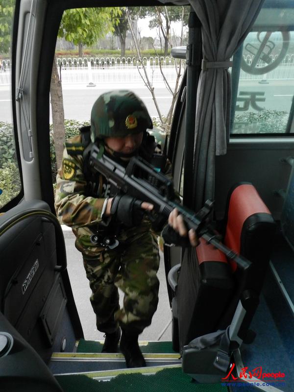 Chaozhou, Feb. 4 (People’s Daily Online) No. 2 detachment of Anhui Armed Police Corps organizes anti-public transport hijacking drills on Feb. 3, 2013. It is reported that the group has organized various combat drills since the Spring Festival travel started, aiming to improve the combat ability under emergencies and secure the safety of travelers during the Spring Festival. (People’s Daily Online/ Xu Wei)